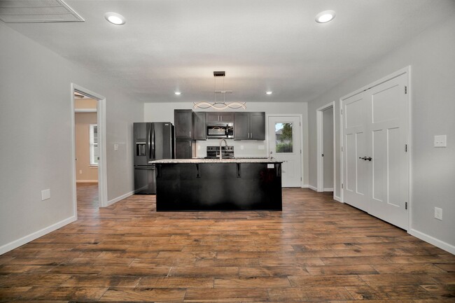 Building Photo - 412 S Byers Ave