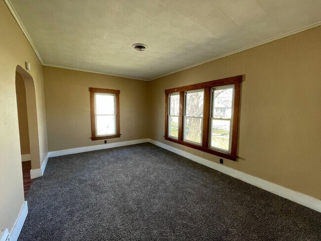 Building Photo - 2 Bed/ 1 Bath with Garage