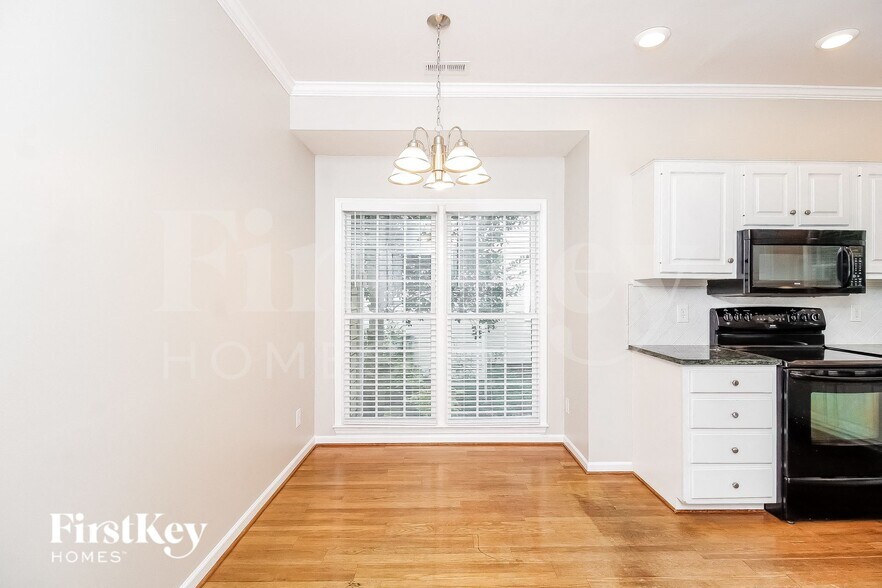 Building Photo - 9 Park Village Ct