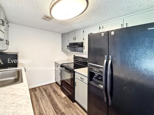 Building Photo - 2227 Cheshire Dr