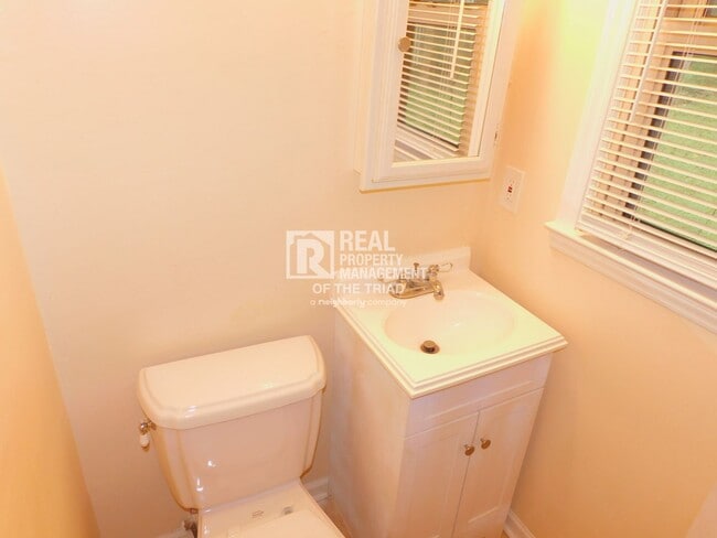 Building Photo - Charming 3 Bedroom/1.5 Bath in Browns Summ...