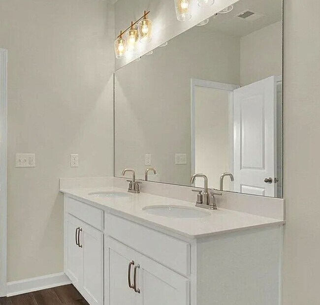 Building Photo - Four bedroom two bath home in Trieste at B...