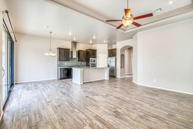 Building Photo - Beautiful Westside home with 3 bed-2 baths...