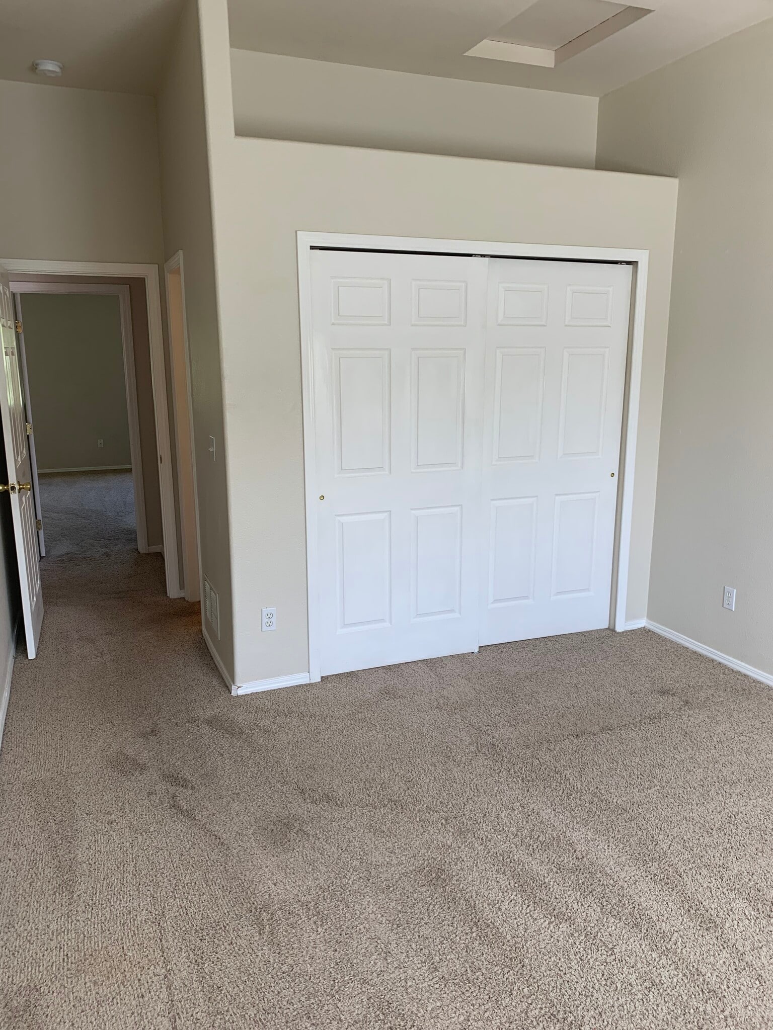 1st bedroom - 2232 Golden Gate Grv
