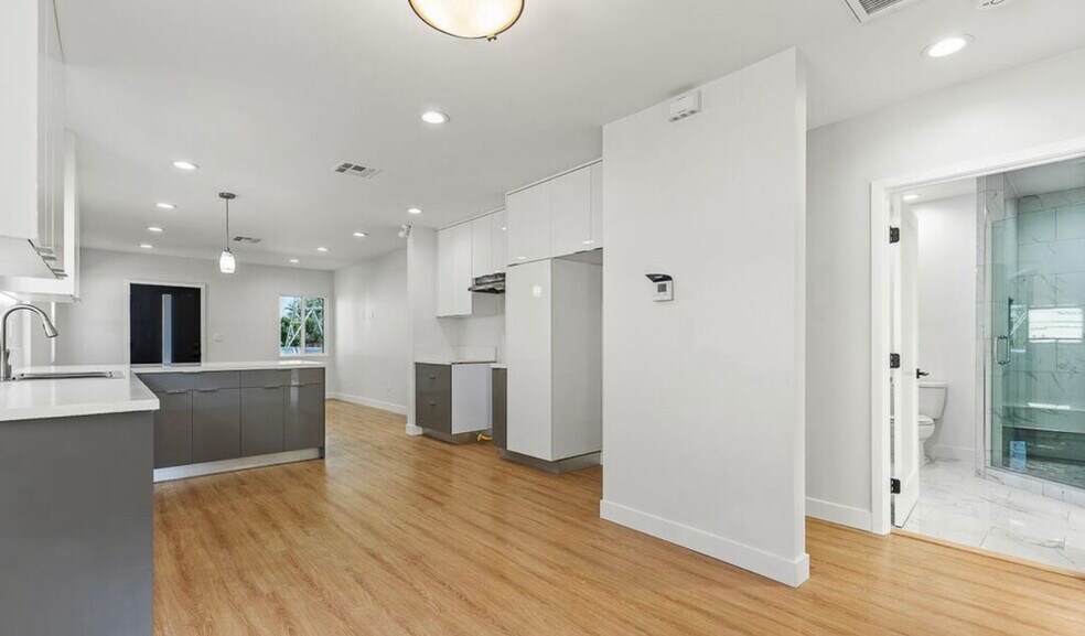 Building Photo - 1113 N Pass Ave