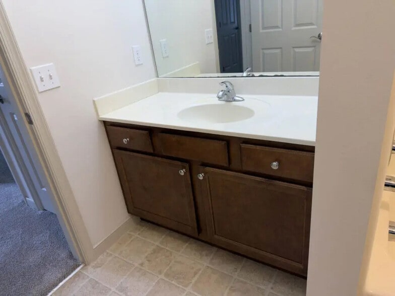 Building Photo - 2038 Shady Oak Dr