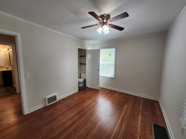 Building Photo - Location, Location - 2 blocks from Columbi...