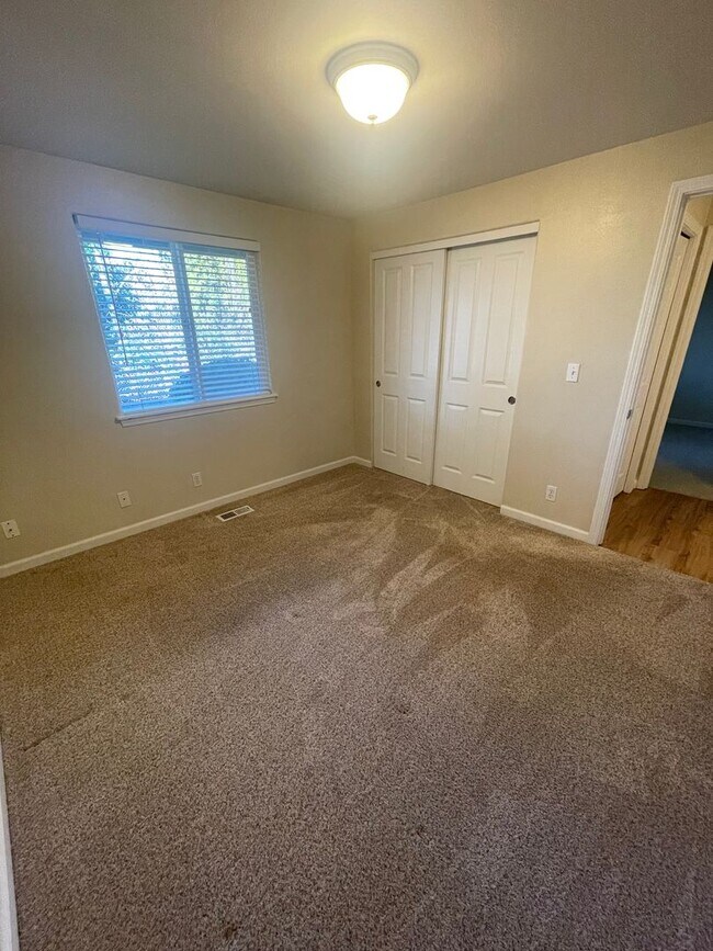 Building Photo - Convieniently located charming three bedroom duplex with modern updates!