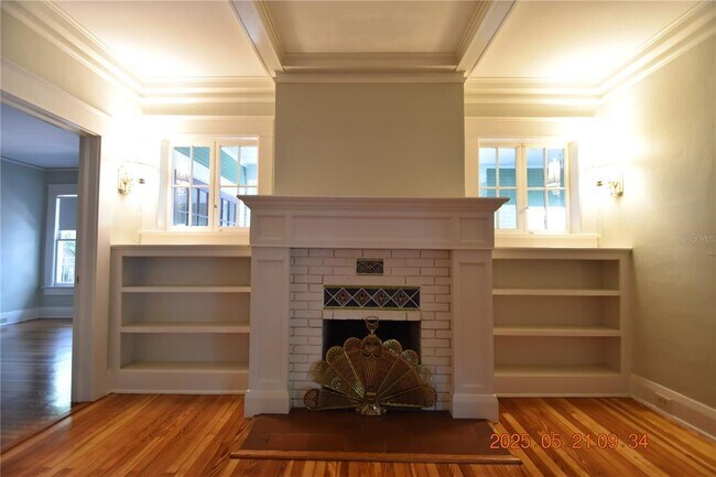 Building Photo - 810 S Packwood Ave