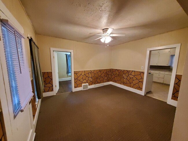 Building Photo - Cute 2 bedroom with garage & fence in back...