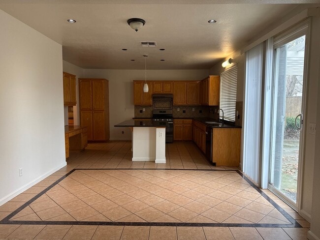 Building Photo - 6 Bed / 4 Bath Gated Brookside Home – Lincoln Unified Schools