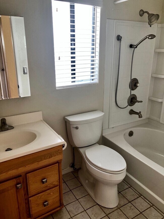 Building Photo - Pierpont Beach Home