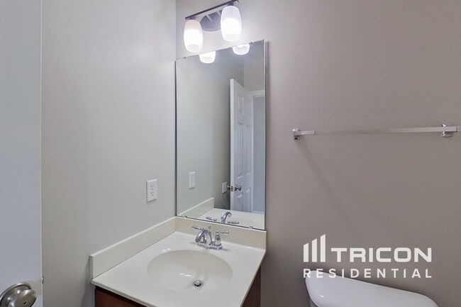 Building Photo - 218 Roxbury Dr