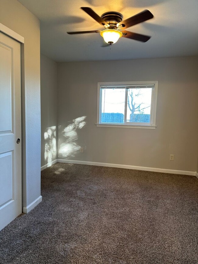 Building Photo - Updated House on 1/2 an Acre Near Spongs Landing Park! Pet Friendly!
