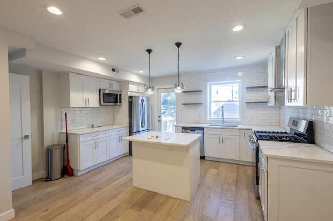 Building Photo - Beautiful 3 BR/3 BA Townhome in Brentwood!