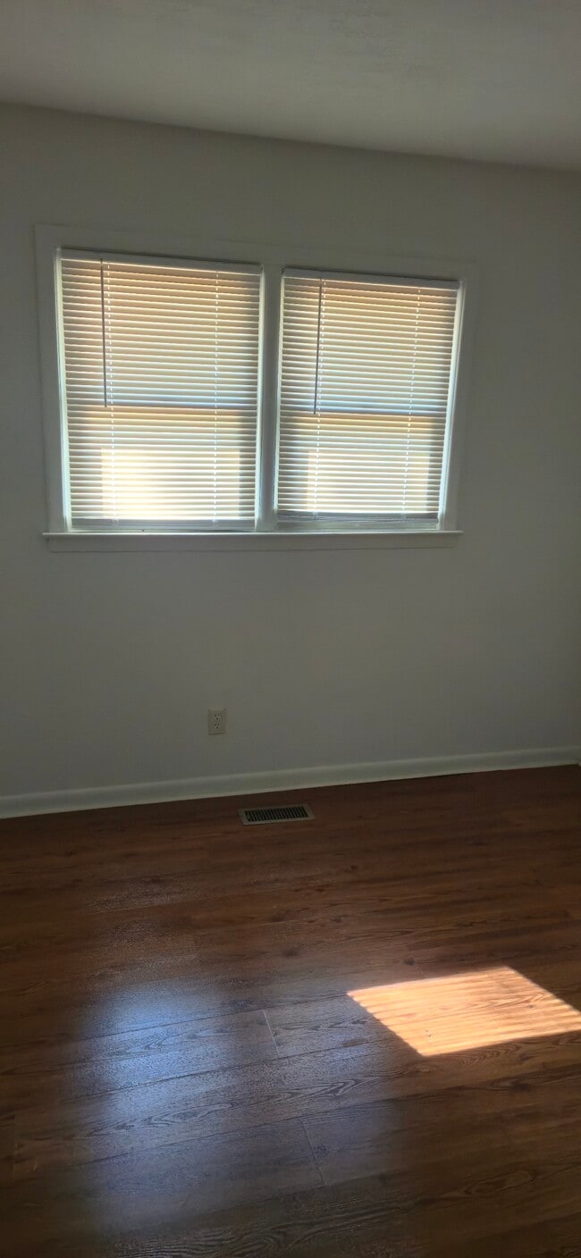 Building Photo - 133 Kings Ct Dr