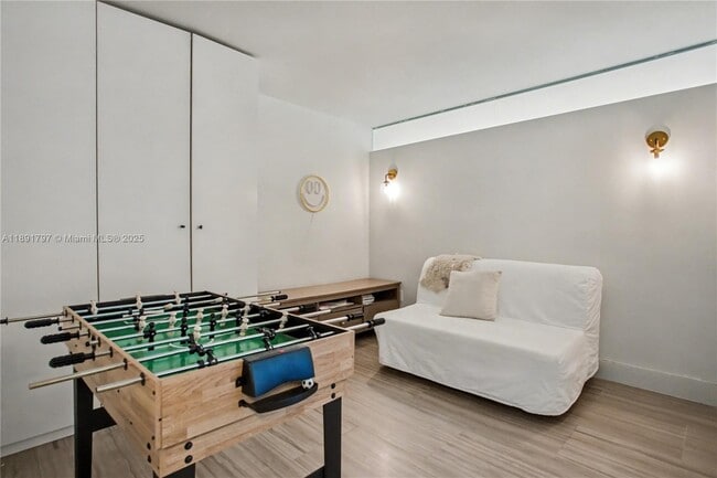 Building Photo - 10000 W Bay Harbor Dr