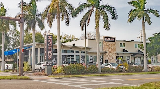 Building Photo - 6841 Roxbury Dr