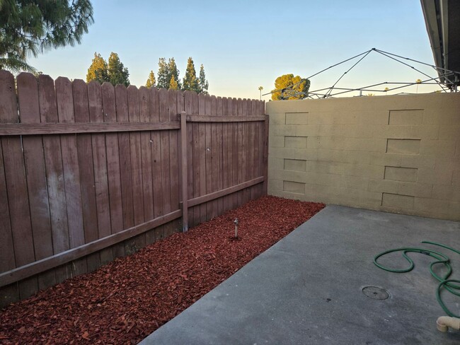 Building Photo - Completely Upgraded 2 bedroom Condo in Riv...