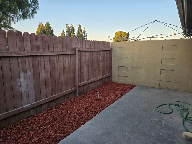 Building Photo - Completely Upgraded 2 bedroom Condo in Riverside