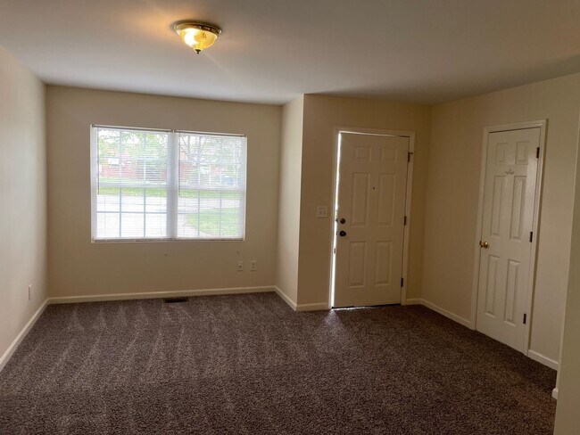 Building Photo - 136-138 LAMBERT DR