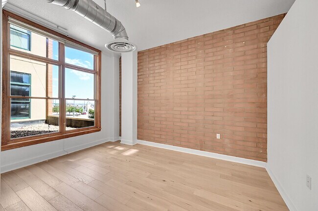 Building Photo - $2,500 - 1 Bed 1 Bath Condo with Central A...