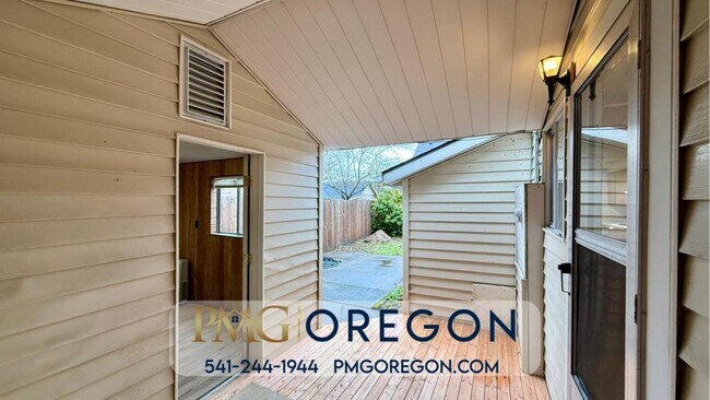 Building Photo - 711 SW I St