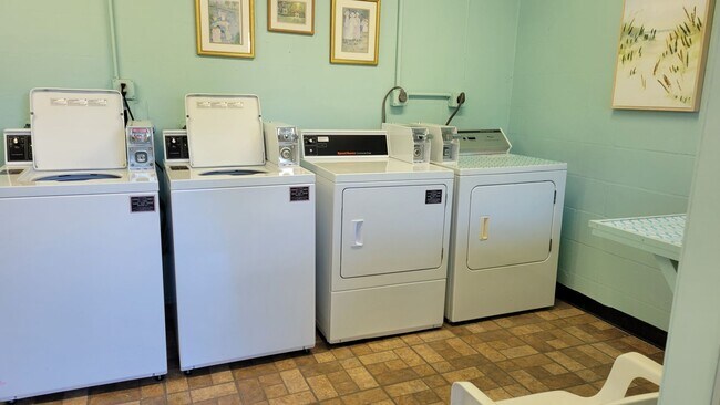 Building Photo - Annual turnkey/seasonal furnished ground floor condo in 55+ Community in Sarasota