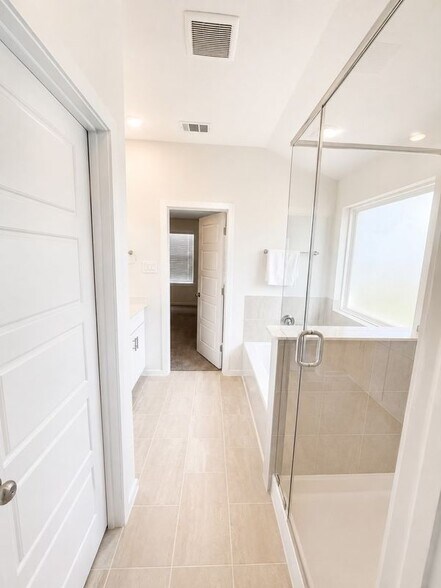 Building Photo - 8210 Blackwell Cv Dr