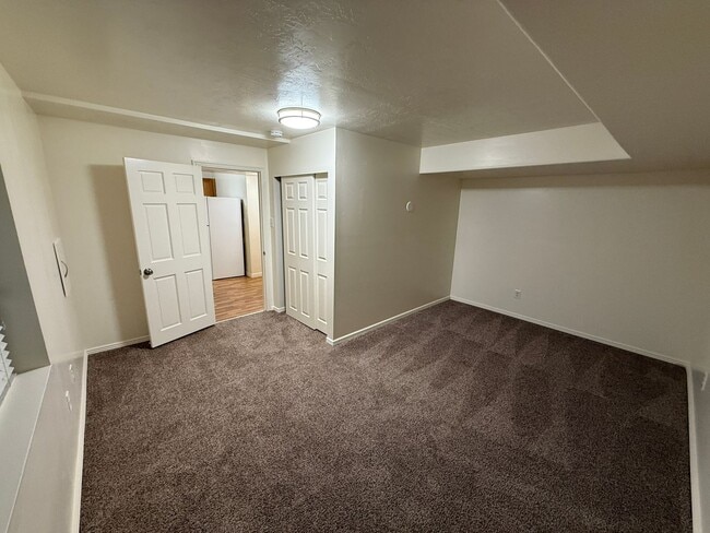 Building Photo - Beautiful 6 bedroom home!