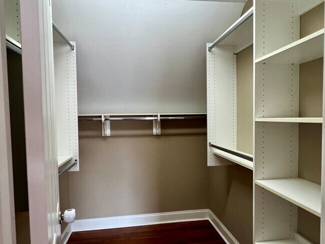 Building Photo - 3 bedroom + loft & 2.5 bedroom  in gated community