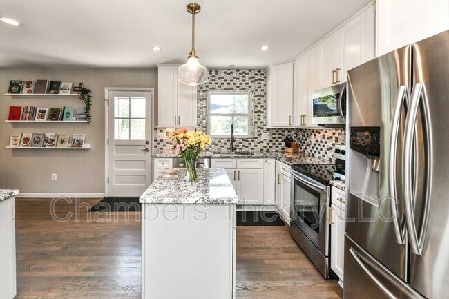 Building Photo - 1015 Woods Pl