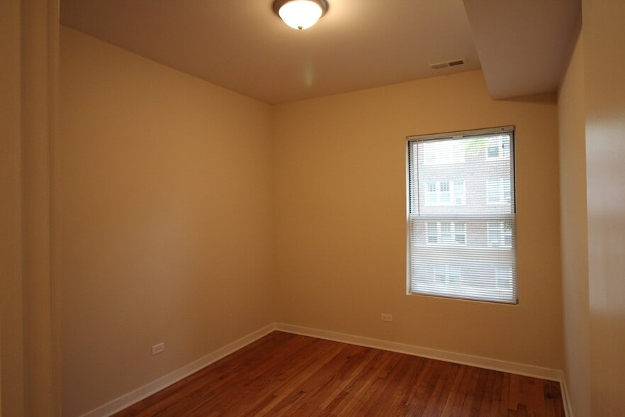 Building Photo - 6975 N Greenview Ave