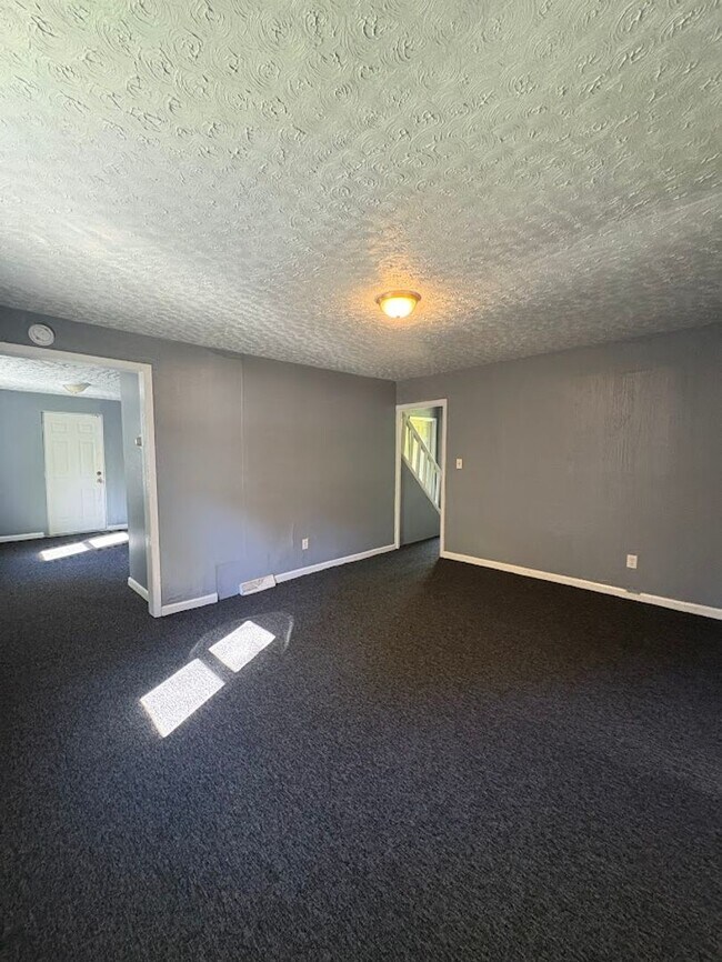Building Photo - Two bedroom one bathroom home for rent