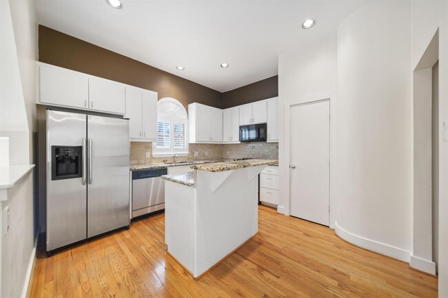 Building Photo - 917 W 21st St
