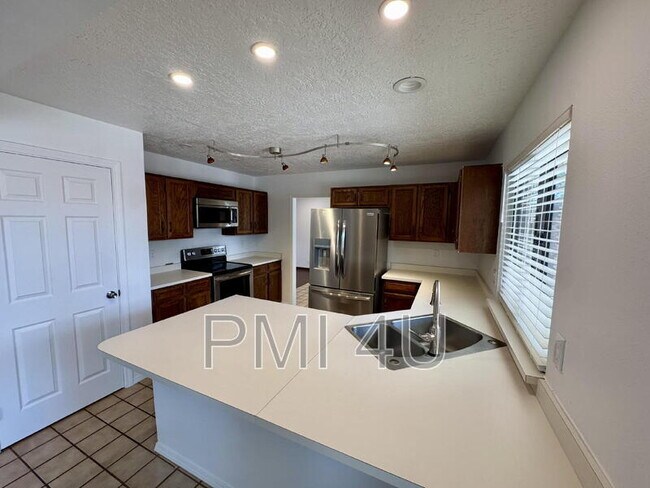 Building Photo - 10412 La Paz Dr
