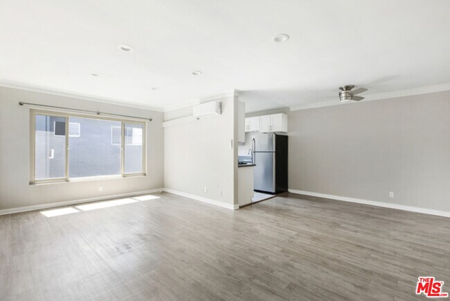 Building Photo - 925 N Curson Ave