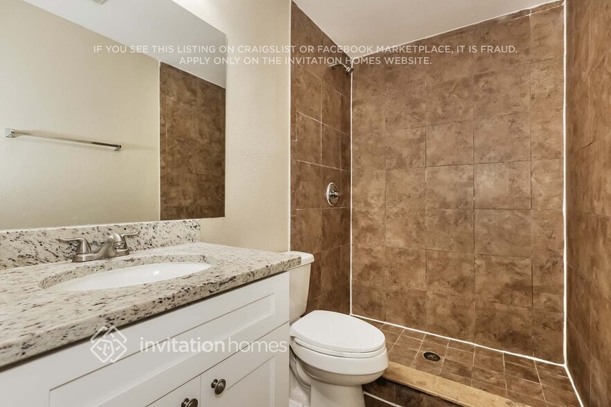 Building Photo - 1726 Lk Crst Ave