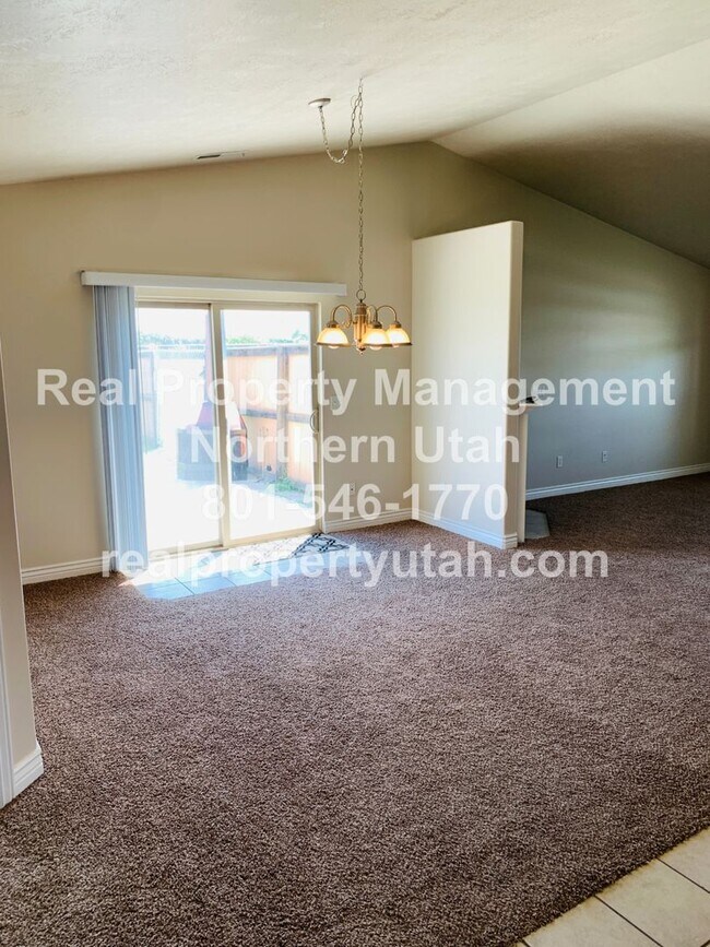 Building Photo - 3 Bedroom 2 Bath Home Now Available!