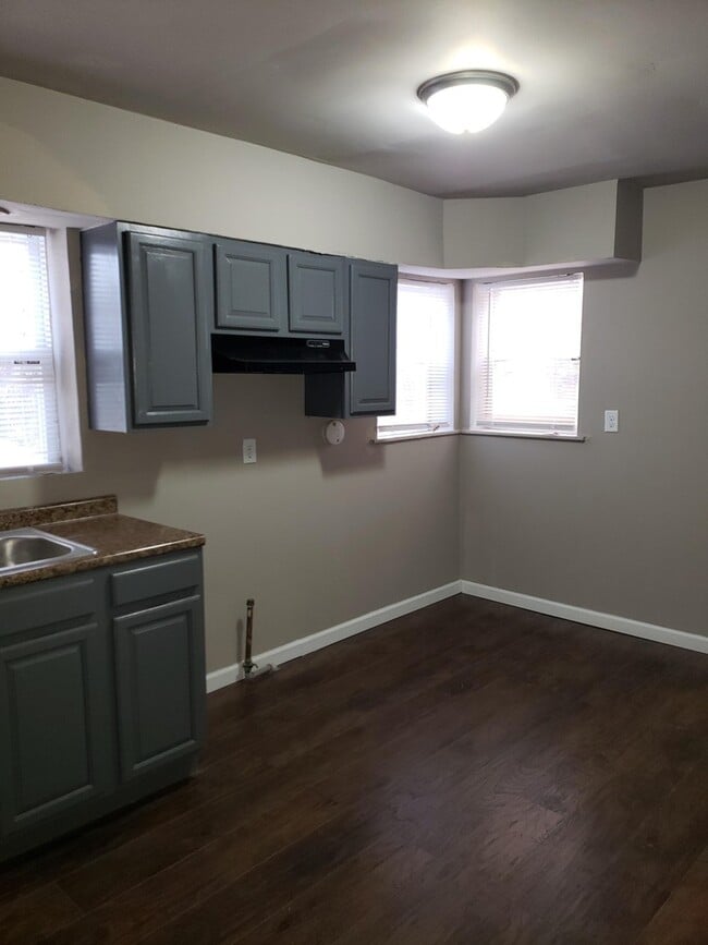 Building Photo - SPACIOUS HOME -  4 bedroom 2 bathroom - Se...