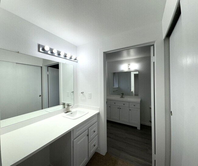 Building Photo - HUGE Three Bedroom with SPECIAL OFFER!!!