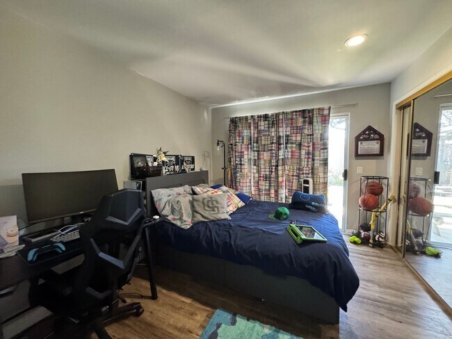 Building Photo - Beautifully Updated 4 Bedroom, 3 Bath Sing...
