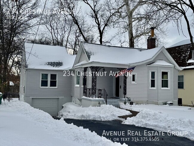 Building Photo - Charming 4-Bedroom Retreat on Chestnut Ave...