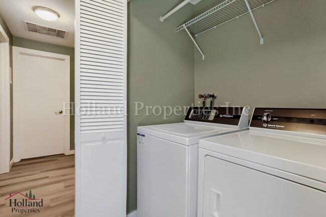 Building Photo - Beautiful Pet-Friendly Single-Family Home in Beaverton!