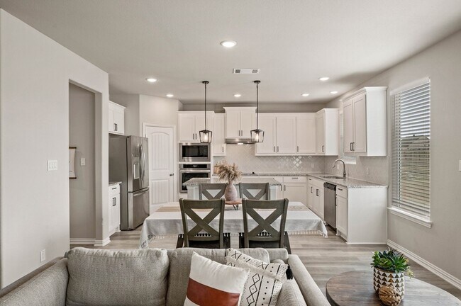 Building Photo - 127 Clearwater Ct