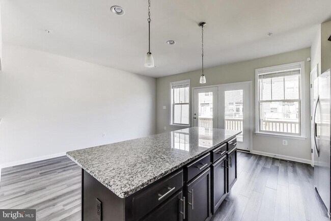 Building Photo - 1821 Jameson Dr