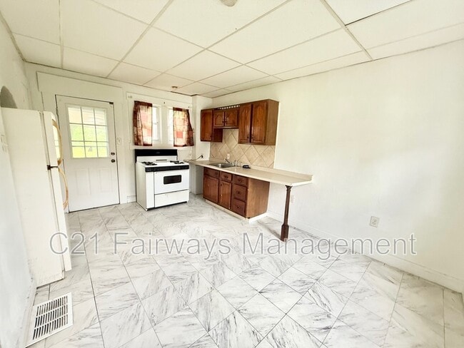 Building Photo - 877 Vankirk St