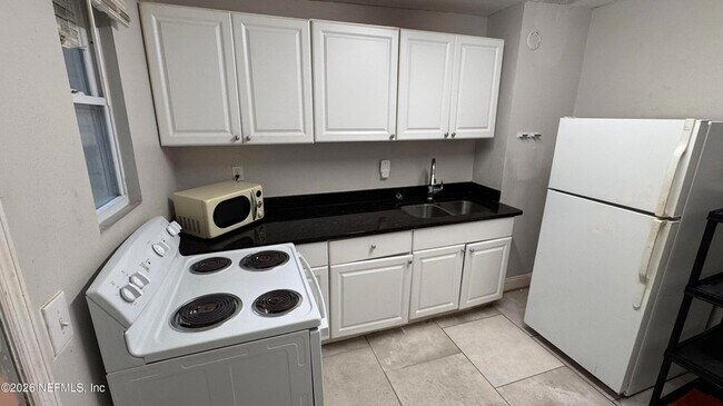 Building Photo - 1245 W 30th St