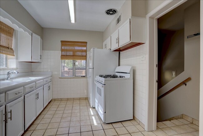 Building Photo - Spacious Sunnyside Bungalow, Finished Base...