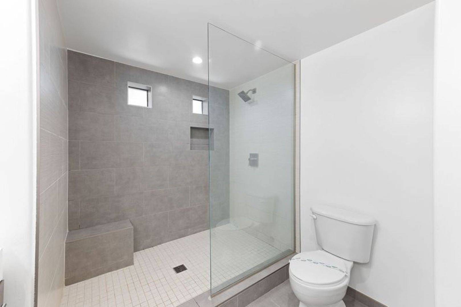 Building Photo - Modern 3 Bed, 2 Bath Condo for Lease – 1,320 Sq Ft – Prime Sherman Oaks Location